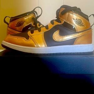 Black/gold dunks
